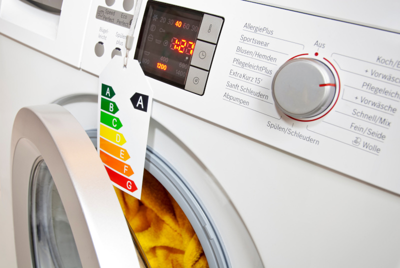 Moderne Waschmaschine mit Ökolabel